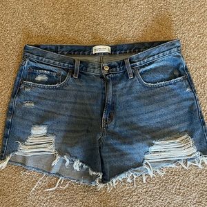 Abercrombie & Fitch Mid Rise Boyfriend Shorts. Size 14.